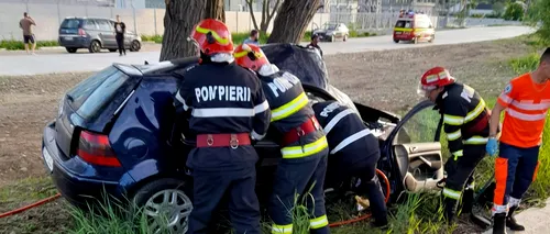 FOTO | Mașină intrată într-un copac, pe un drum din Hunedoara. Șoferul a murit, iar o femeie a fost grav rănită