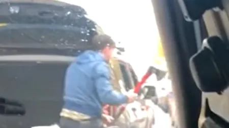 GÂNDUL LIVE. VIDEO /A încremenit tot bulevardul când un bărbat din București a scos un topor imens din portbagaj, supărat pe un șofer de BMW