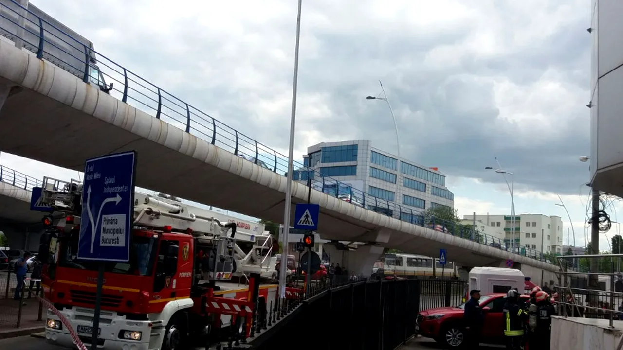 Incendiu la o clădire de birouri din Capitală. Două persoane, transportate la spital