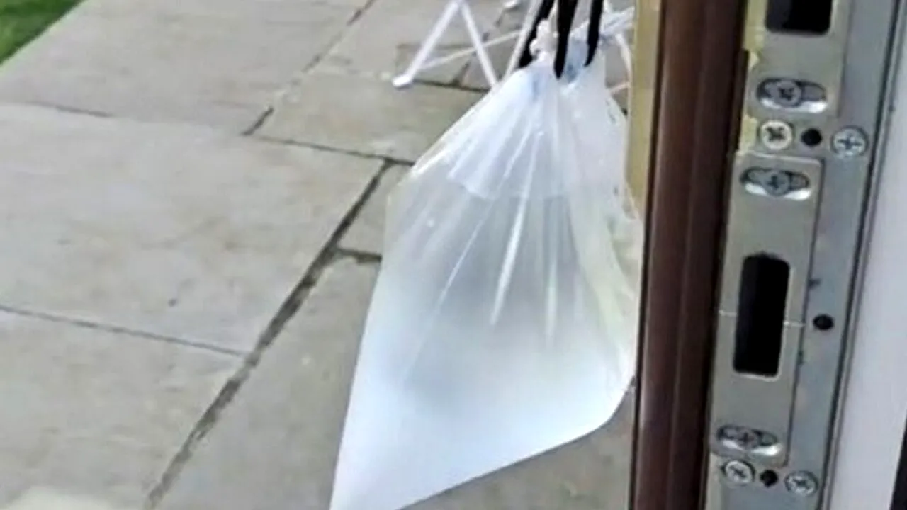 Cel mai tare truc pentru vara lui 2022! Ce se întâmplă dacă lași o pungă cu apă la geam sau pe clanța ușii