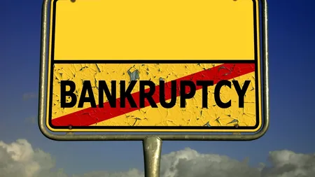 FALIMENT. Un gigant din industria hainelor pierde lupta cu pandemia. 14.000 de oameni au fost deja concediați