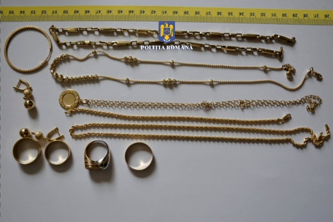 FOTO - Spargere ca în „La Casa de Papel”: Patru bărbați au furat cinci kilograme de bijuterii din aur, dintr-un magazin din Ploiești / Foto: Poliție Română