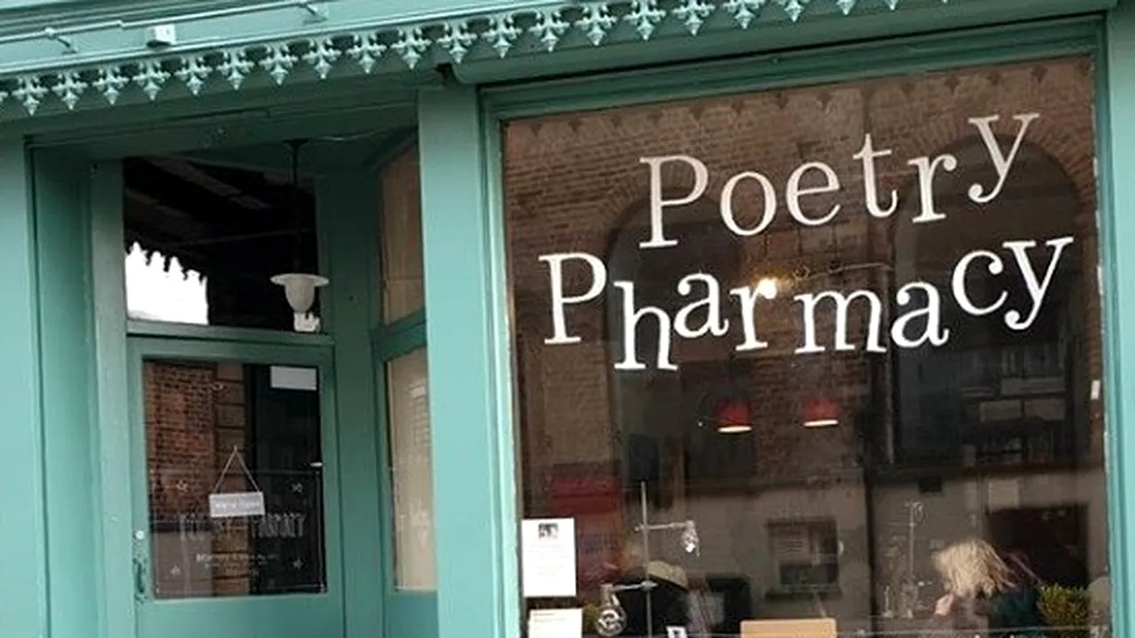 Premieră mondială inedită în lumea artei: Cine a deschis prima farmacie de poezie care prescrie versuri în loc de medicamente - FOTO