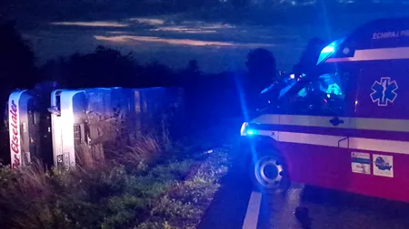 Două autocare S-AU RĂSTURNAT pe șoselele din România. MIRACULOS, nici un pasager nu a murit