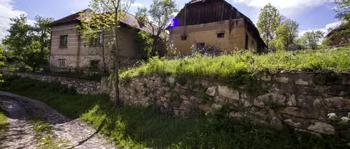 Cel mai ciudat sat din România: are un singur locuitor și un drum de 10 km din marmură