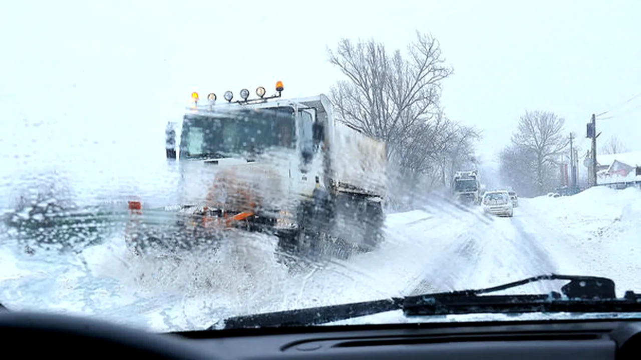 CNAIR face APEL la șoferi să CIRCULE PRUDENT. Se așteaptă NINSORI semnificative: s-au folosit peste 1000 de tone MATERIAL ANTIDERAPANT 