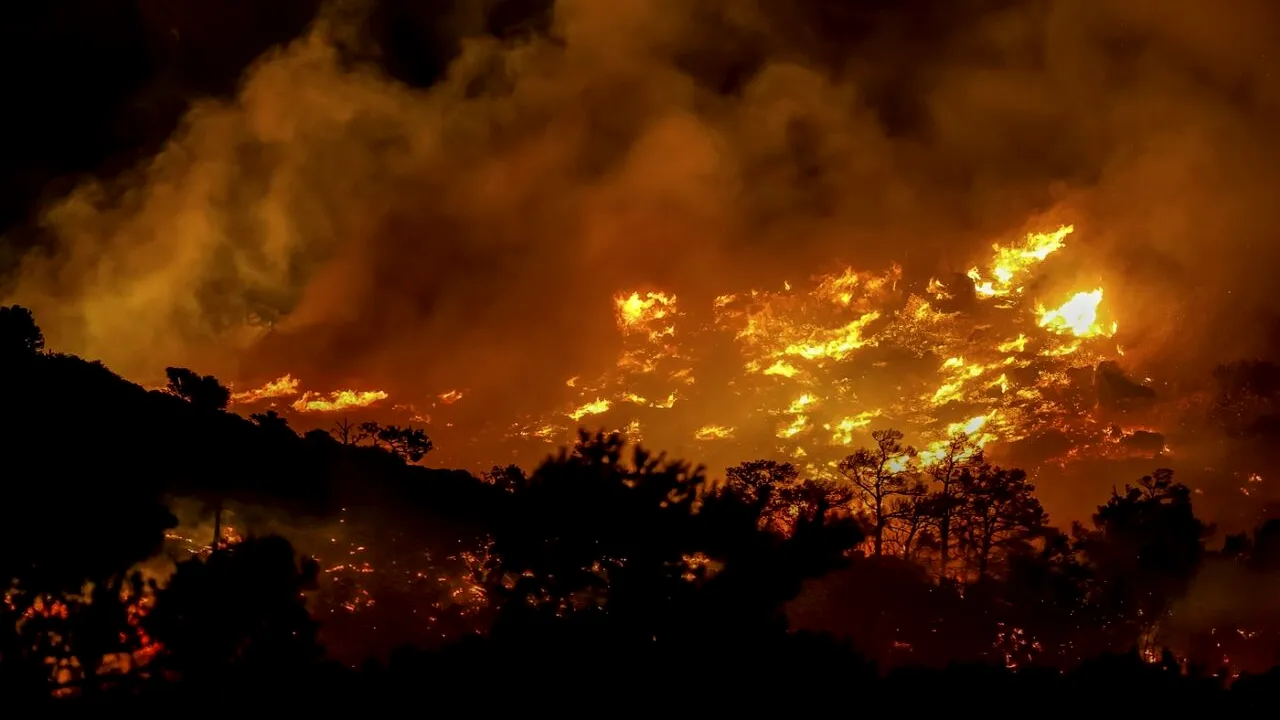 Mii de oameni, evacuați din calea incendiilor de vegetație de proporții din CRETA