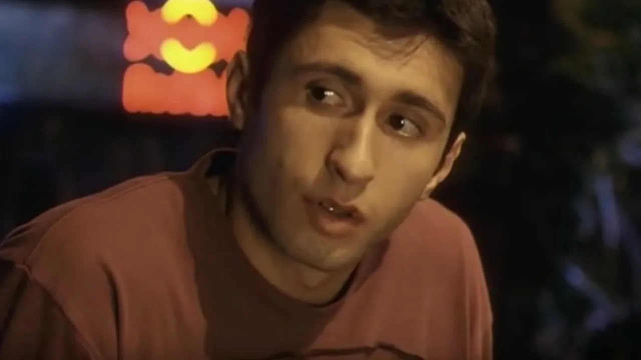 8 ȘTIRI DE LA ORA 8. Dragoș Bucur: „Prietenii m-au sunat să mă întrebe de ce nu tac” / Actorul face noi declarații, după ce a fost criticat pentru mesajul legat de mască și vaccinare