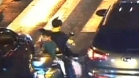 O fetiță de doi ani a scăpat cu viață ca prin minune după ce a căzut sub roțile unei mașini. VIDEO