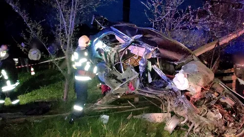 Un adolescent de 17 ani a murit după ce mașina în care se afla a lovit un tractor, în Suceava. Șoferul, un tânăr de 21 de ani, a fost rănit (FOTO-VIDEO)