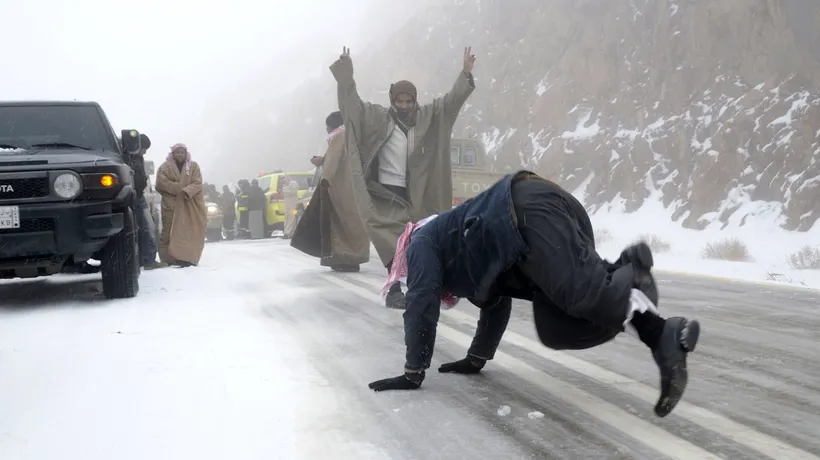 Oamenii de zăpadă, interziși prin lege. Ce ai voie să faci în cele câteva ore în care ninge în zona Golfului Persic 