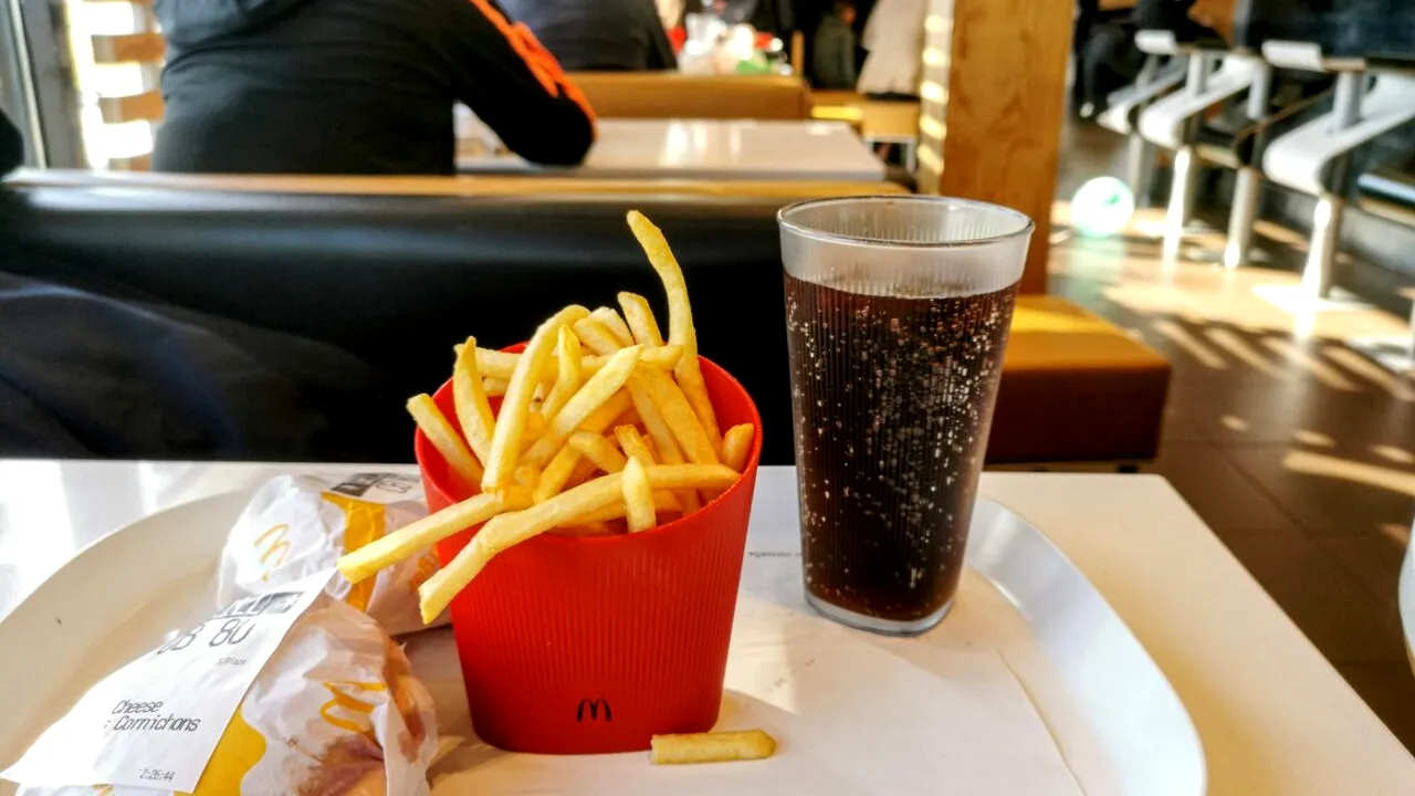 De ce Coca-COLA are un gust mai bun la McDonald’s? Misterul gustului inconfundabil, explicat simplu