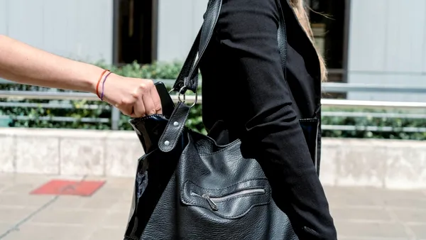 Bărbat din Cluj, plasat sub control judiciar după ce a FURAT un telefon și a efectuat zeci de plăți. Paguba se ridică la zeci de mii de euro