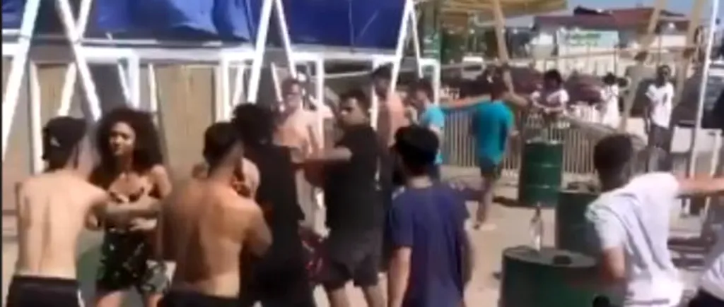 VIDEO. Bătaie generală pe o plajă din Vama Veche după party-urile în lanț de vineri noapte/ Vamaioții au ignorat complet măsurile de protecție/Poliția s-a autosesizat