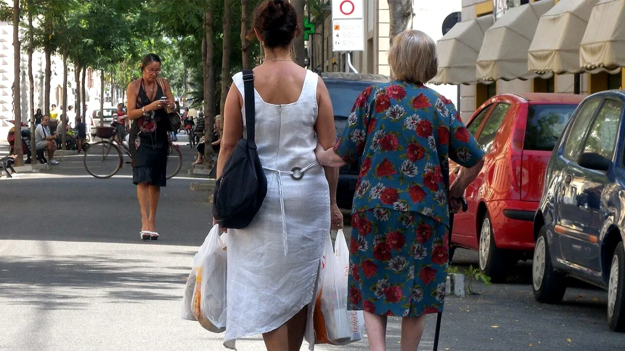 Câți euro primește salariu o badantă româncă în Italia, de fapt. Cazarea și mesele sunt ASIGURATE