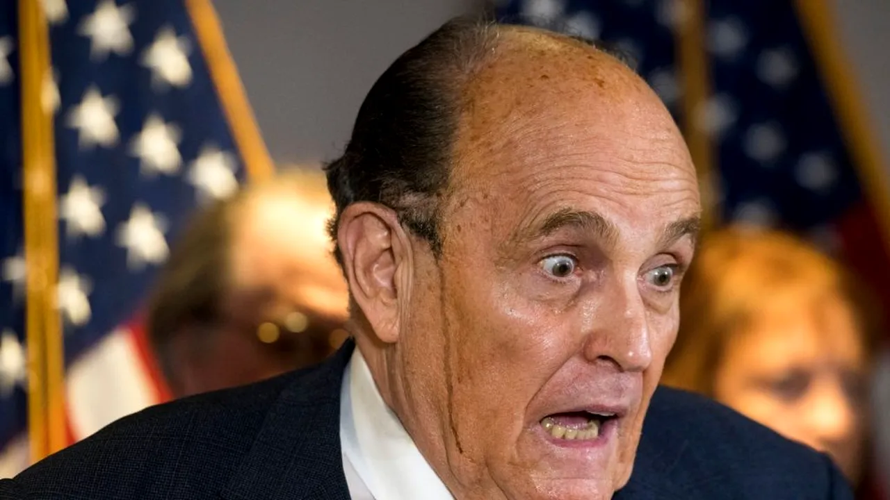 Freza lui Giuliani îi joacă feste în timpul unei conferințe de presă: Avocatul lui Trump transpiră atât de mult încât i se scurge pe față vopseaua de păr! - FOTO/VIDEO
