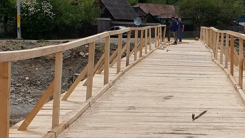 FĂRĂ PRECEDENT. Localnicii unei comune din județul Bacău și-au construit singuri un pod/ Totul a durat doar șase ore, după ce au muncit fără oprire