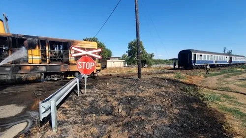 La un pas de tragedie: Locomotiva unui tren personal a luat foc în Bihor / Mecanicul-erou s-a ales cu arsuri de gradul II la picioare