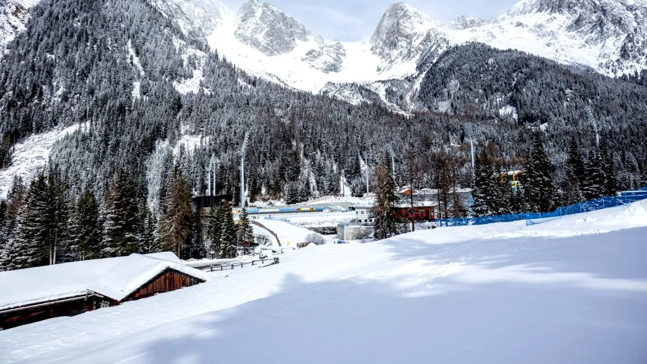 RESTRICȚIILE pe care le-ar putea întâmpina turiștii care aleg să schieze în Munții Dolomiți. Ce măsuri se iau într-o celebră stațiune italiană