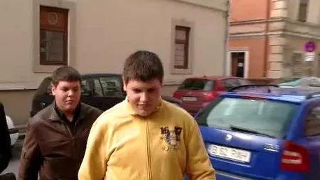 Doi frați, fiii unui avocat, reținuți pentru distribuire de materiale pornografice cu minore