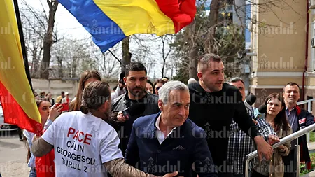 Călin Georgescu a ajuns la IPJ Ilfov, chiar de ziua lui. Mai mulți susținători adunați în fața secției