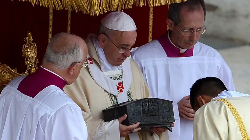 Moaștele Sfântului Petru, expuse pentru prima dată în public, în timpul unei slujbe oficiate pe Papa Francisc