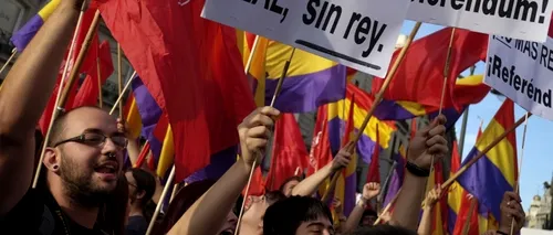 Mii de spanioli au protestat împotriva monarhiei, după retragerea regelui Juan Carlos. ''Spania va fi mâine o republică!''