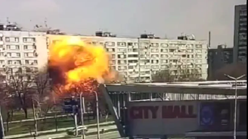 VIDEO | Momentul îngrozitor în care o rachetă lovește un bloc de locuințe din Zaporojie. Reacția lui Volodimir Zelenski