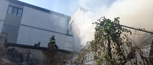 VIDEO | Incendiu violent produs la anexa unei locuințe din București. Șase autospeciale de stingere, mobilizate