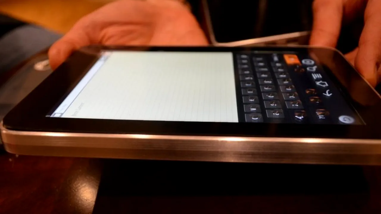 Când va fi lansată tehnologia care permite apariția unor butoane proeminente pe suprafețe touchscreen. VIDEO