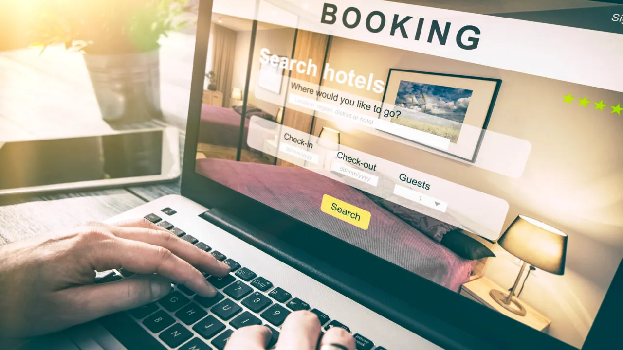 Comisia Europeană investighează platforma Booking. Reclamele și anunțurile false sunt vizate. Ce vor să descopere comisarii