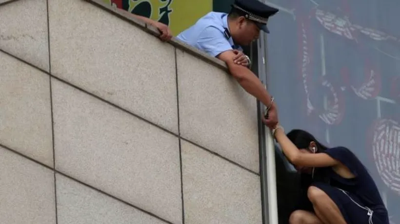 Imagini incredibile în Beijing. Cum au salvat polițiștii o femeie care voia să se sinucidă