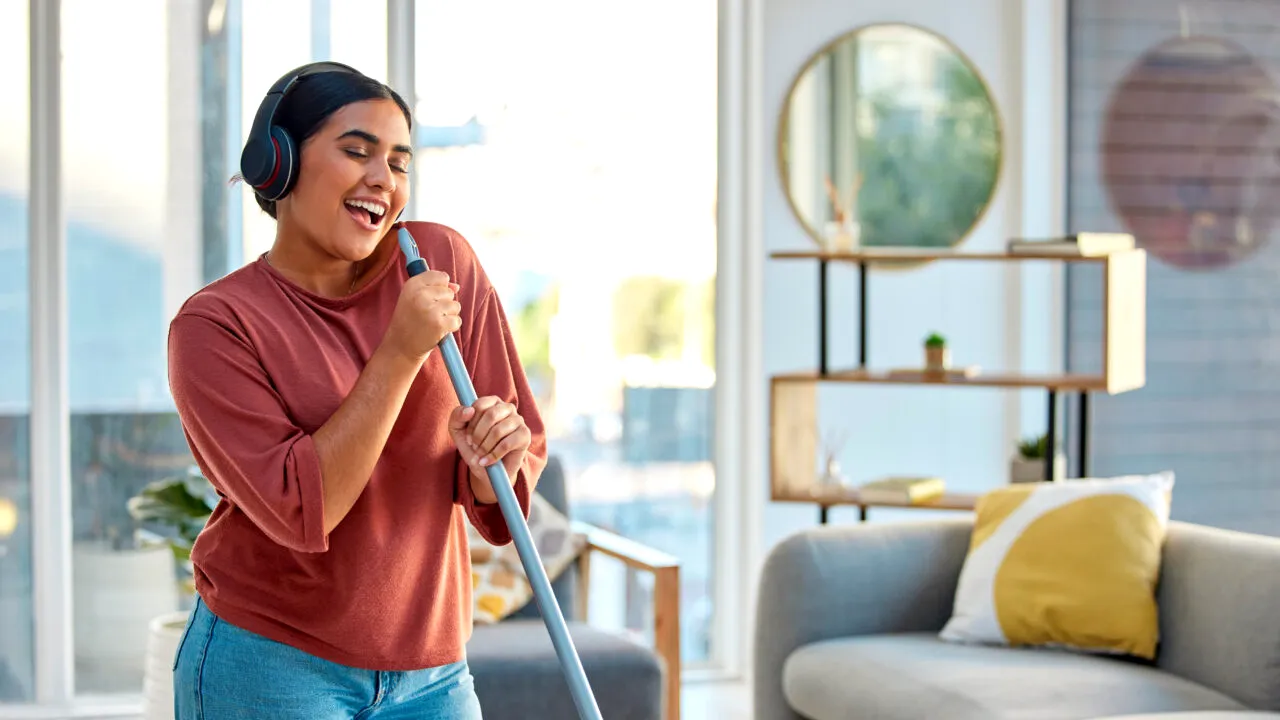 Orele de LINIȘTE la bloc în 2025: Ce sancțiuni se aplică celor care fac zgomot la ore nepermise