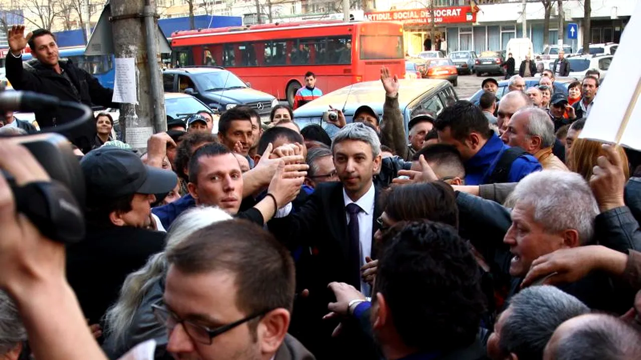 Dan Diaconescu a forțat cordonul de jandarmi, încercând să fraternizeze cu protestatarii din Târgu Jiu