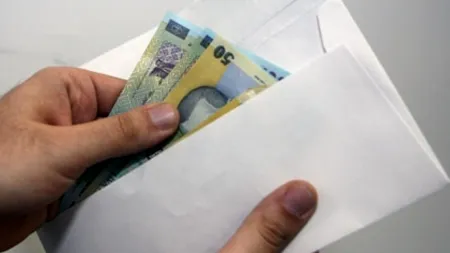Funcţionarul Casei de Pensii Sibiu, paznicul și patru complici au fost reținuți. Acuzațiile, luare de mită şi trafic de influenţă