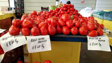 Roşii vândute cu 18 lei/kg, într-o piață din Tulcea. „O fi multă muncă, dar nici să vinzi în luna august cu echivalentul a 3,70 euro!”