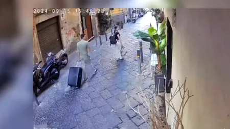 Tragedie în Napoli: o turistă și-a pierdut viața după ce o statuie aruncată de la balconul unui bloc a lovit-o în cap