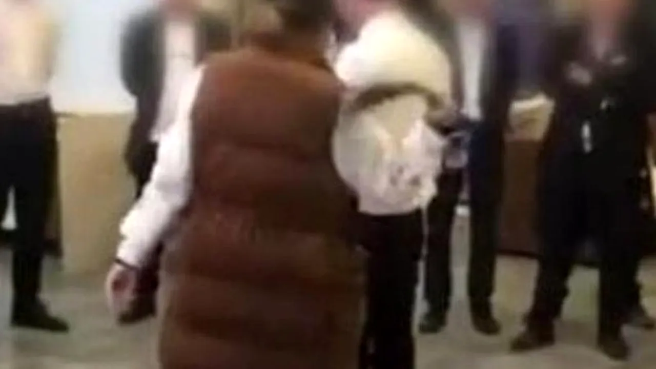 O companie chineză și-a obligat angajații slabi să bea URINĂ și să mănânce GÂNDACI. Ce alte pedepse mai aplică managerii din China pentru a-și MOTIVA personalul