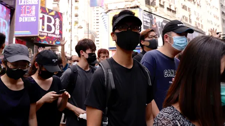 Mii de persoane sfidează legea care interzice purtarea măștilor și protestează în Hong Kong