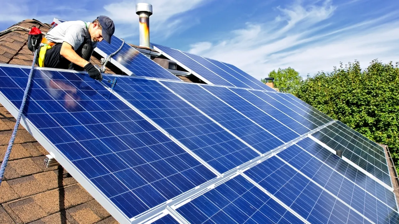 Două companii vor construi o fabrică de panouri solare de 4 miliarde dolari în India