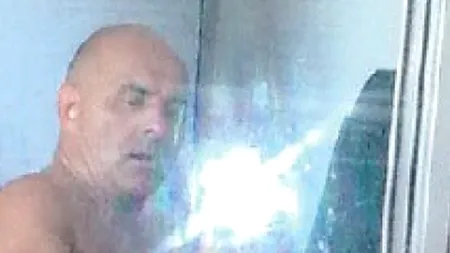 Profesorul de sport din Satu Mare care s-a fotografiat în ipostaze incendiare a ajuns în presa internațională