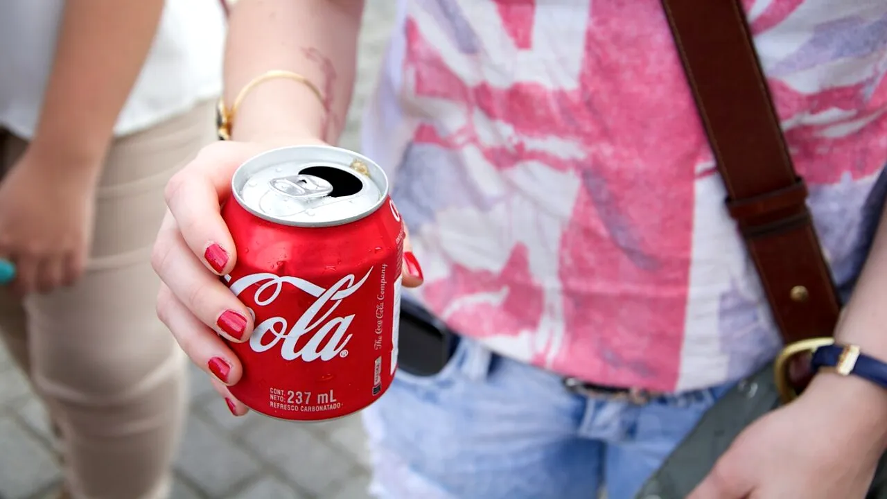 Cum cureți rapid o PATĂ de Cola de pe haine fără se mergi la curățătorie? Trucuri simple care chiar funcționează