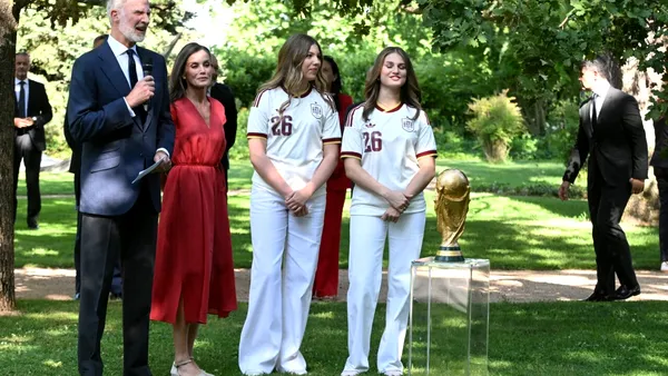 Campionii mondiali, întâmpinați de regele Felipe al Spaniei.  Motivul pentru care prințesele au purtat tricourile naționalei de fotbal cu numărul 26