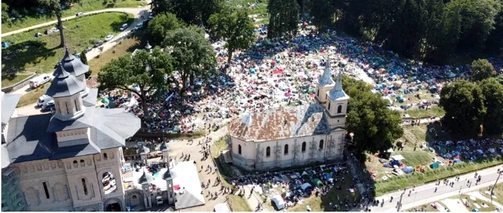 Peste 10.000 de oameni la pelerinajul de Sfânta Maria de la Mănăstirea Nicula, ca înainte de pandemie (VIDEO)