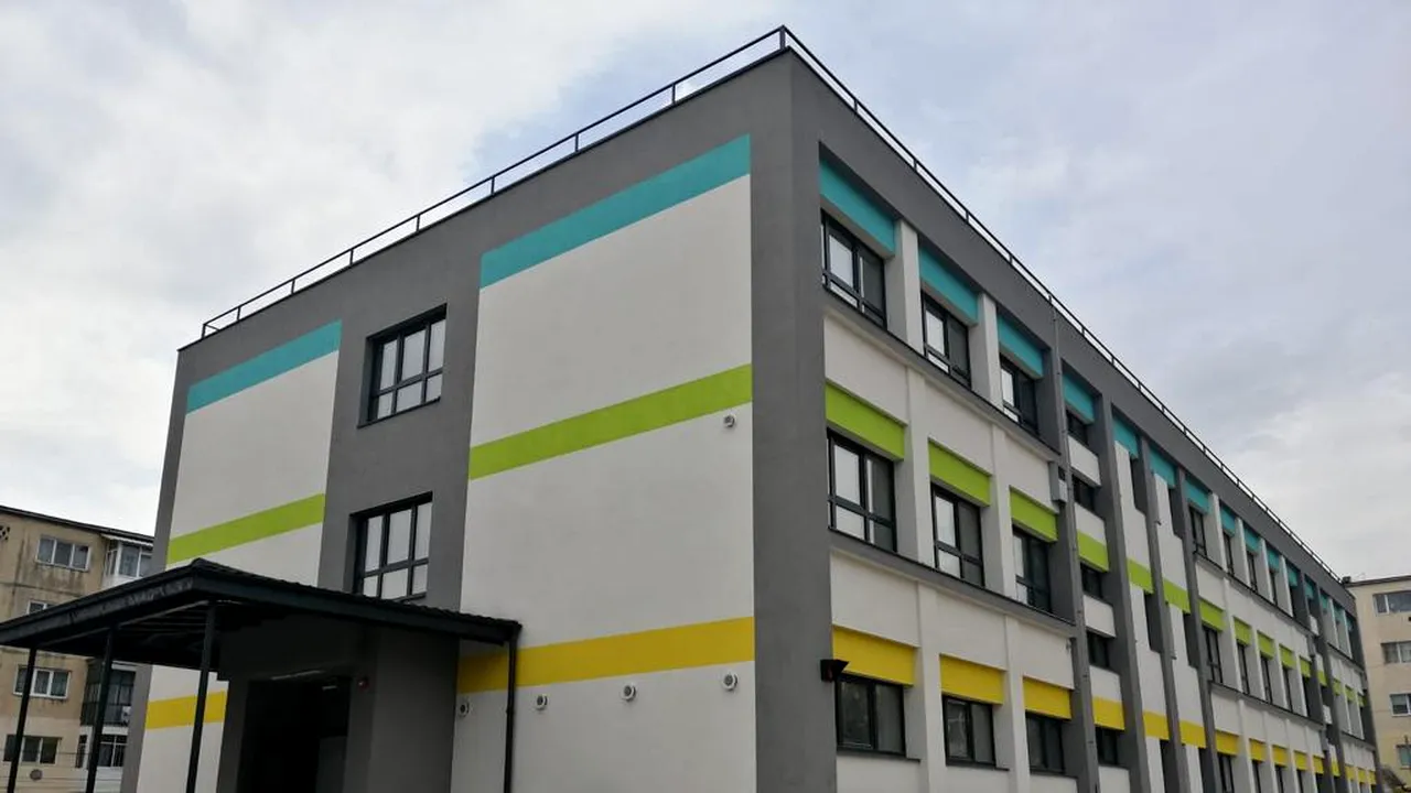 Se poate și altfel. Școală ULTRA-MODERNĂ și sală de sport, construite cu fonduri private