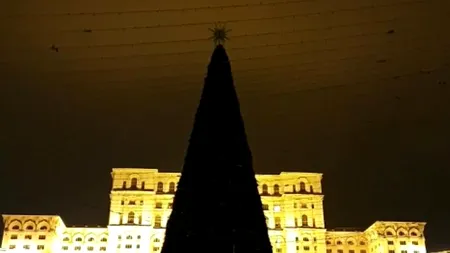 Pregătiri pentru luminițe de Crăciun în Piața Constituției