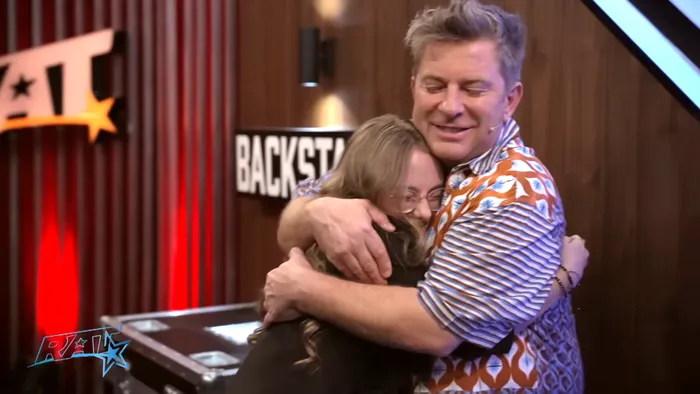 Pavel Bartoș o îmbrățișează pe Miruna Fecioru, concurentă la Românii au Talent 