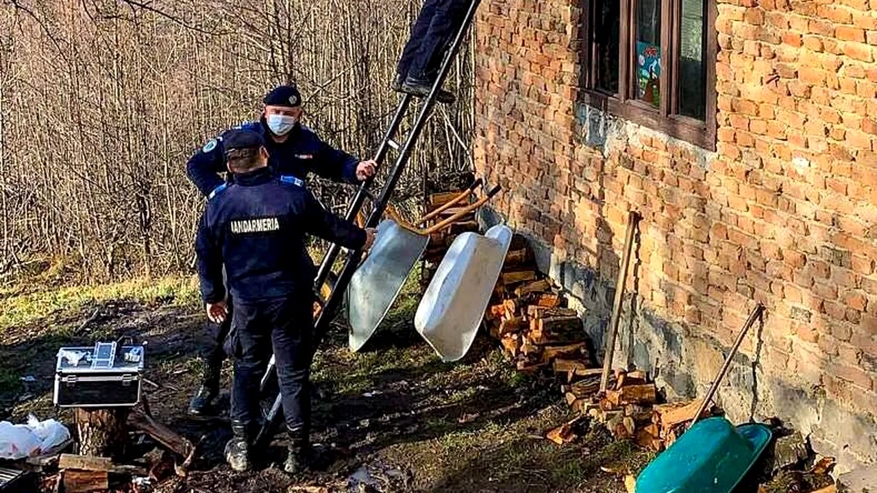 Jandarmii din Cluj au strâns bani și au cumpărat panouri solare pentru o familie izolată din munți