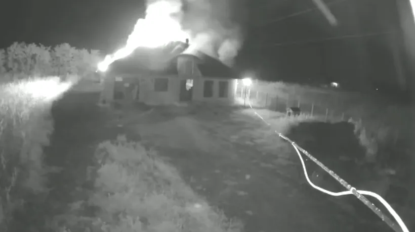 Casa unui polițist din Dorohoi a fost incendiată din răzbunare. Soția polițistului a încercat să tragă un semnal de alarmă pe Facebook