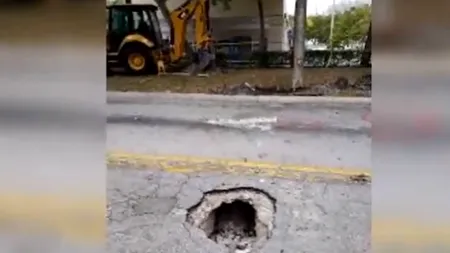 Au săpat UN TUNEL SECRET pentru a jefui o bancă. O groapă în asfalt i-a dat de gol. Polițiștii din Florida: Este un caz UNIC
